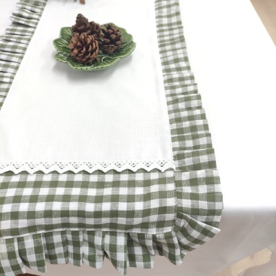 Toalha de mesa branca com caminho de mesa branco e xadrez verde e branco, prato verde com pinhas