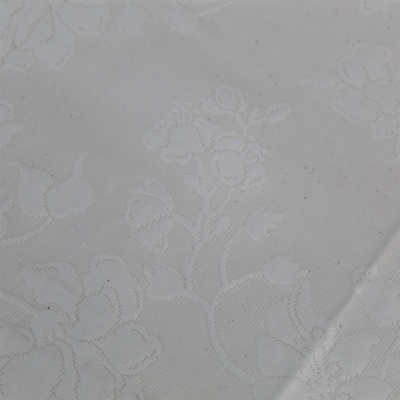 Tecido branco com padrão floral em relevo satinada