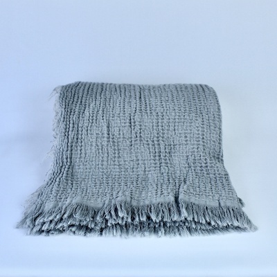 Manta cinzenta tricotada com franjas