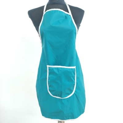 Avental verde-azulado com bolso branco em manequim preto