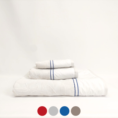 Conjunto de toalhas brancas com faixa azul e textura floral