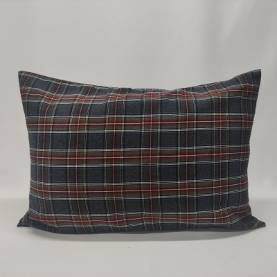 Travesseiro com capa xadrez em fundo branco