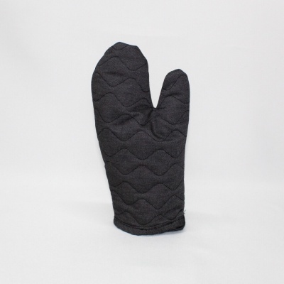 Luva de forno preta acolchoada em fundo branco