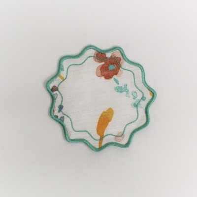 Guardanapo redondo branco com flores coloridas e borda verde ondulada