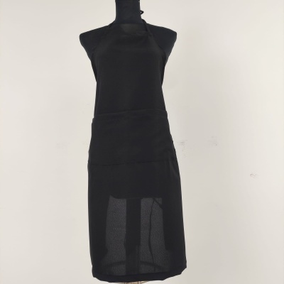 Avental preto com bolsos exibido em manequim preto