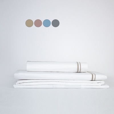 Conjunto de três toalhas brancas com listra bege sobre superfície branca e fundo cinzento claro