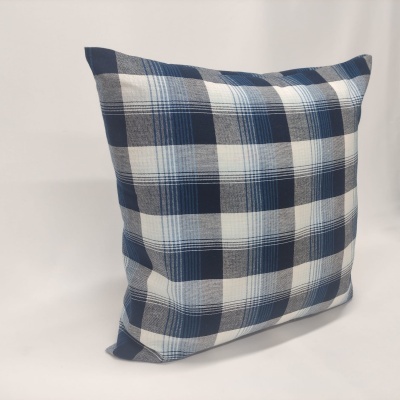 Travesseiro xadrez azul e branco em fundo branco