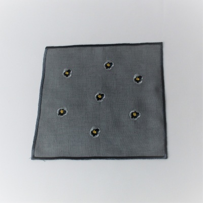 Pano quadrado cinza com flores bordadas
