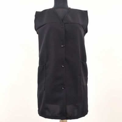 Vestido preto sem mangas com botões e bolsos à frente