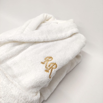 Roupão de banho branco felpudo com bordado dourado RR