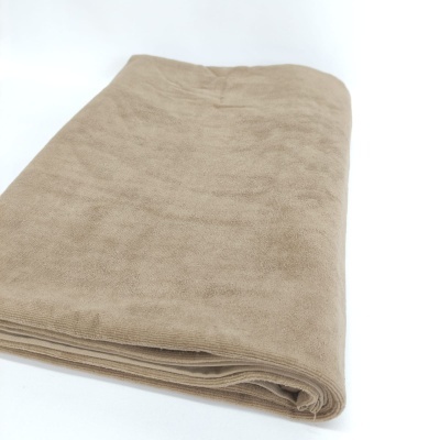 Manta bege dobrada com textura macia