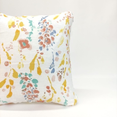 Almofada branca com padrão floral colorido