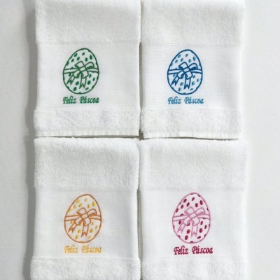 Toalhas brancas com bordados coloridos de ovo de Páscoa e texto Feliz Páscoa