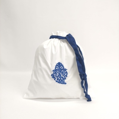 Saco de tecido branco com cordão azul e estampa azul