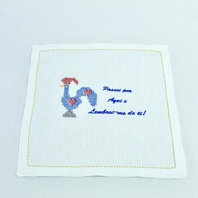Toalhete branco bordado com galo e texto azul