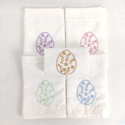 Conjunto de cinco toalhas brancas com bordados coloridos em forma de ovo