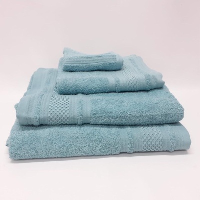 Conjunto de toalhas azul claro empilhadas