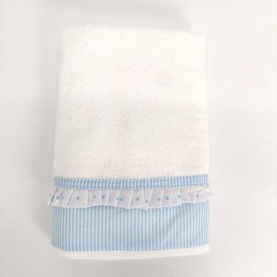 Toalha branca com barra azul e folho com bolinhas azuis