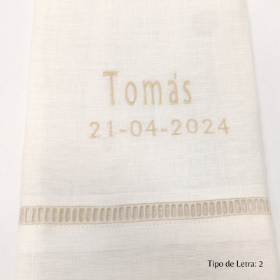 Toalha branca com bordado dourado e texto personalizado