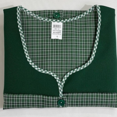 Colete verde escuro com padrão de xadrez no forro e detalhes