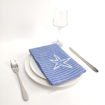 Conjunto de mesa com talheres, pratos, guardanapo azul e copo transparente