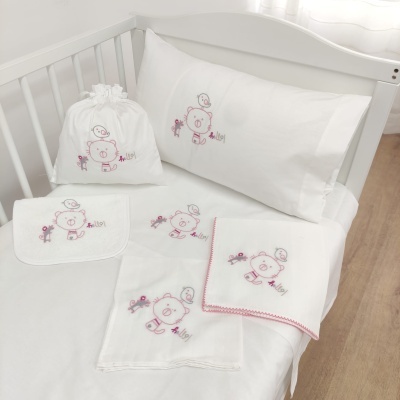 Conjunto de roupa de cama e acessórios para bebé com bordado de ursinho rosa no berço branco