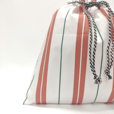 Saco de tecido com riscas verticais e cordão de fecho preto e branco