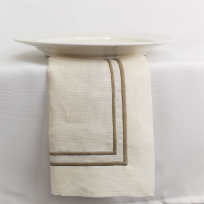 Toalha bege com riscos castanhos e prato branco em cima