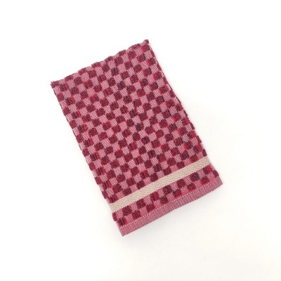 Toalha xadrez vermelha e bege sobre fundo branco