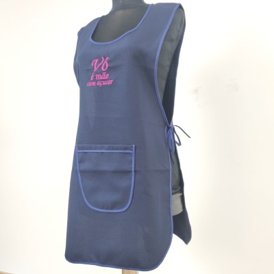 Avental azul escuro com bolso e texto bordado cor-de-rosa 'Vó é mãe com açúcar'