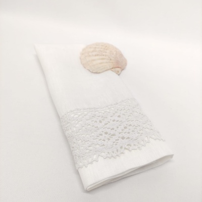 Guardanapo branco com renda e concha decorativa