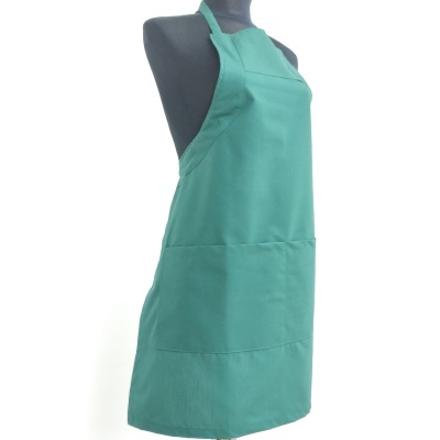 Avental verde em tecido com bolsos, apresentado em manequim