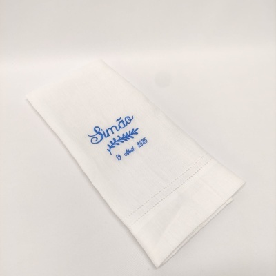 Toalha branca com bordado azul 'Simão 19 outubro 2025'