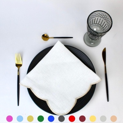 Conjunto de mesa com prato preto e guardanapo branco dobrado