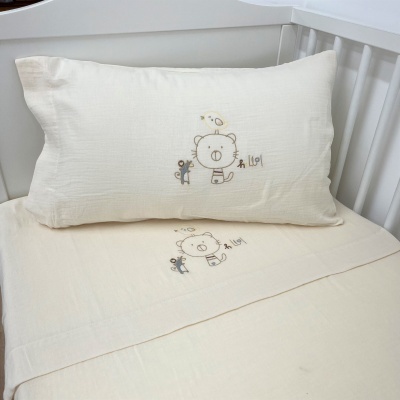 Jogo de cama infantil creme com estampas de urso e passarinho e texto 'klou'