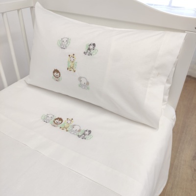 Jogo de cama branco para berço com desenhos de animais coloridos
