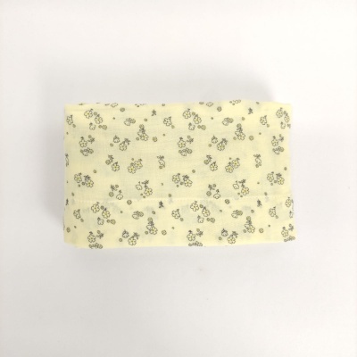 Lenço amarelo claro com padrão floral cinza sobre fundo branco