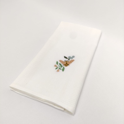 Guardanapo branco com bordado de abelha e flor