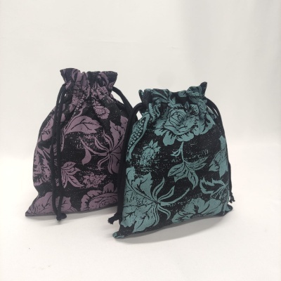 Dois sacos de tecido floral em preto e rosa e preto e azul com cordões pretos