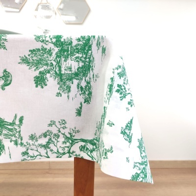 Toalha de mesa branca com padrão verde de paisagens