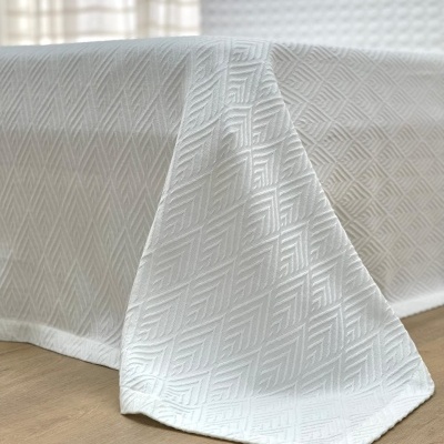 Toalha de mesa branca com padrão geométrico texturado