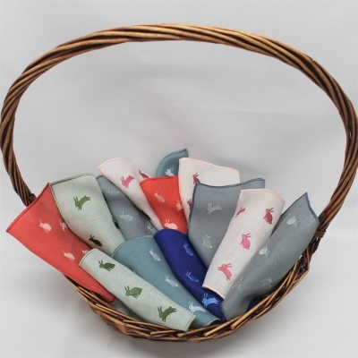 Cesto de verga com toalhas coloridas com padrão de coelhos