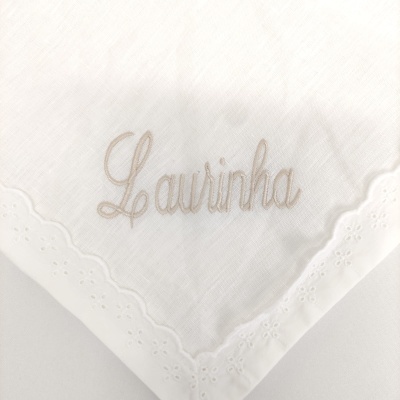 Guardanapo branco bordado com o nome Laurinha e borda com padrão floral perfurado