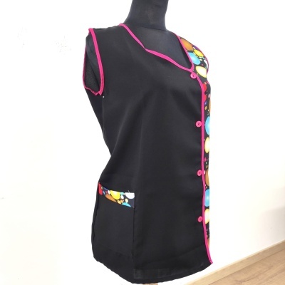 Colete preto com detalhes cor-de-rosa e padrão colorido de círculos