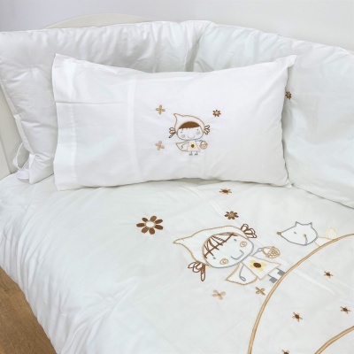 Conjunto de roupa de cama infantil branco com bordado castanho e bege e personagem infantil