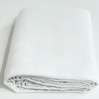 Lençol branco dobrado sobre superfície branca