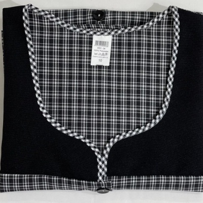 Camisola preta com padrão xadrez preto e branco no decote e bainha, com etiqueta visível.