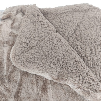 Edredão ou manta bege felpuda e macia