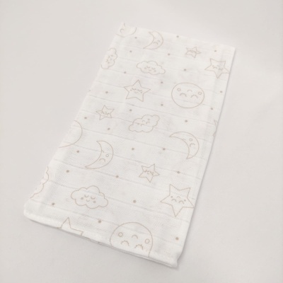 Fralda branca com estampas de estrelas, luas, nuvens e carinhas