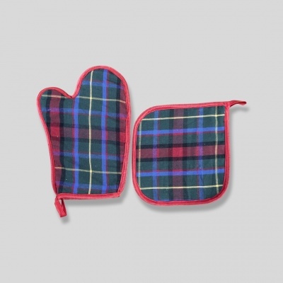 Luvas de cozinha com padrão xadrez azul, verde e vermelho